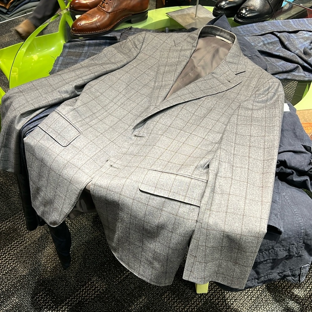 Canali Men’s three piece Suit. Sleeve 26.5
Shoulder 18.5. Retail $2,695